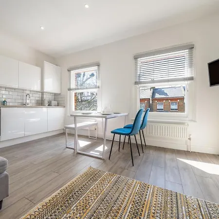 Modern Split Level 2Br Spacious Apt Maida Vale